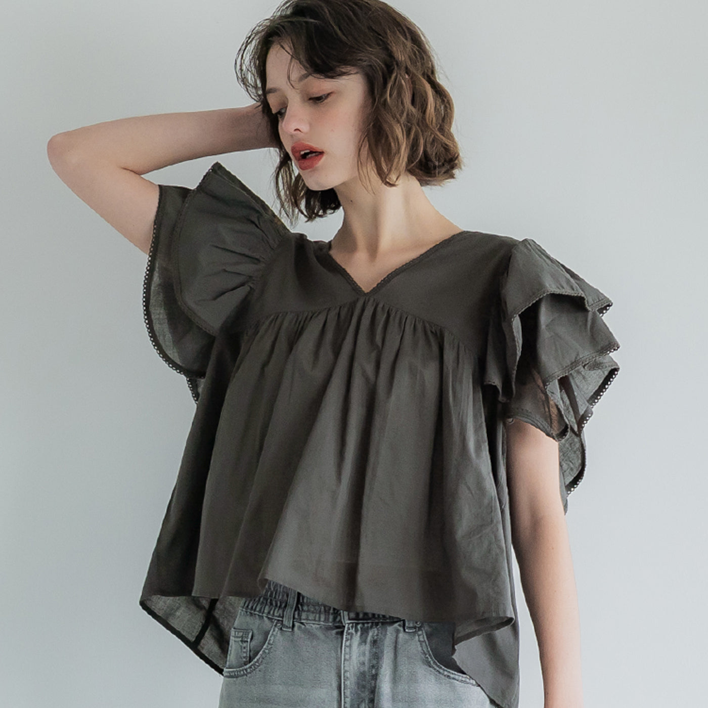 コカ coca Vネック袖フリルブラウス (Charcoal) Charcoal