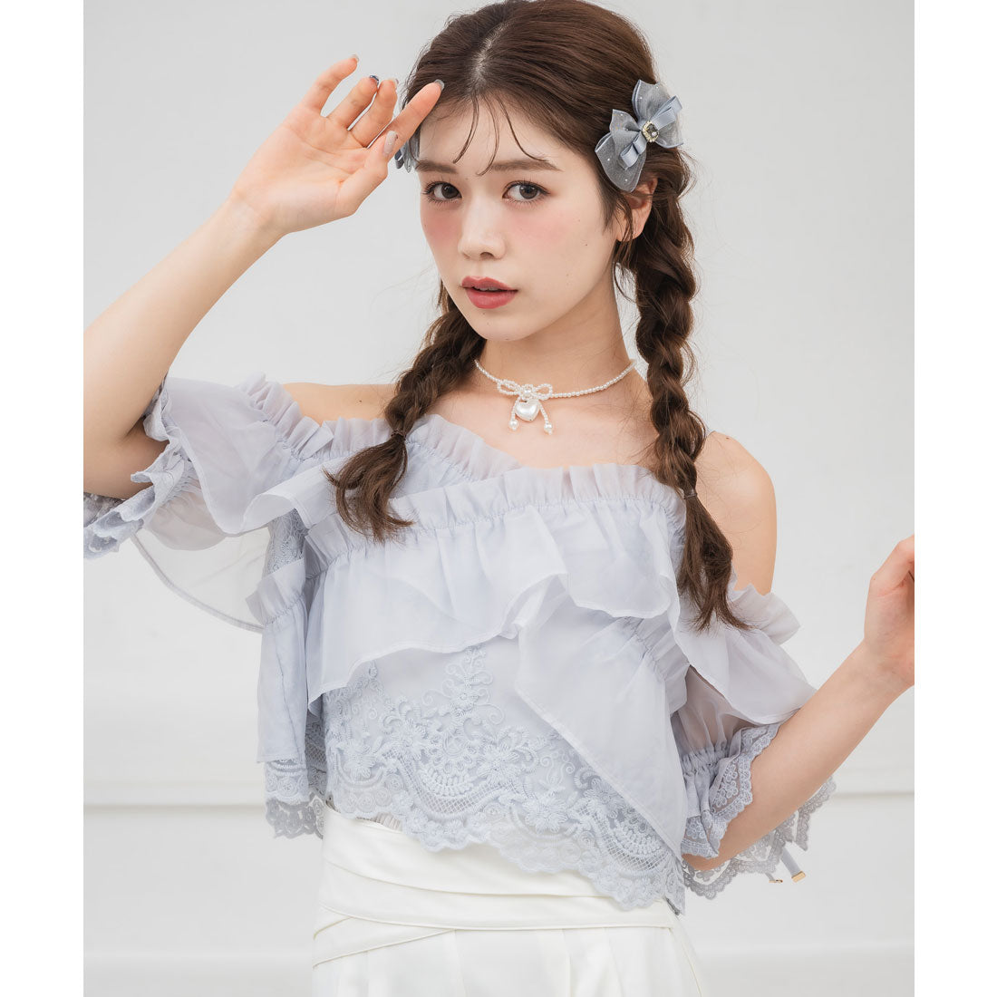 クチュールバイロジータ couture BY ROJITA エンブロイダリーシアーラッフルブラウス (ブルー) ブルー