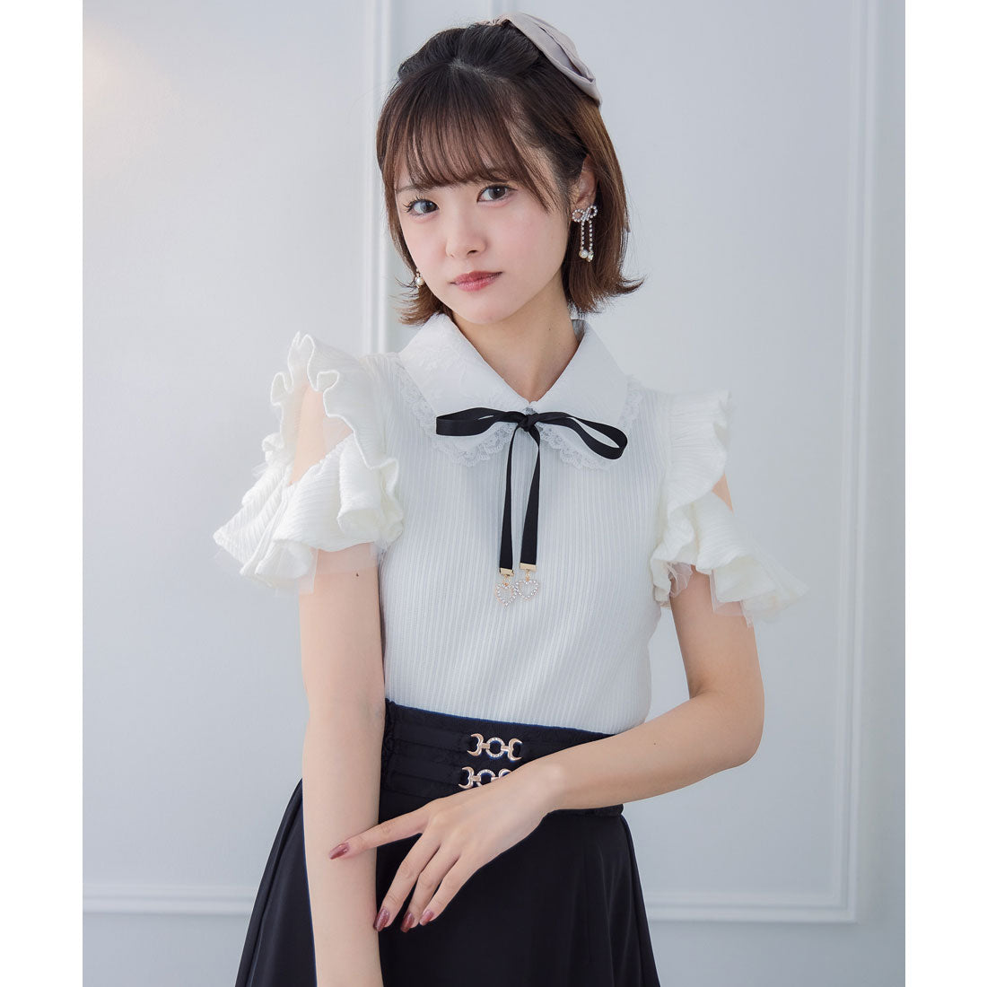 クチュールバイロジータ couture BY ROJITA ショルダーラッフルフリルトップス (ブラック) ブラック