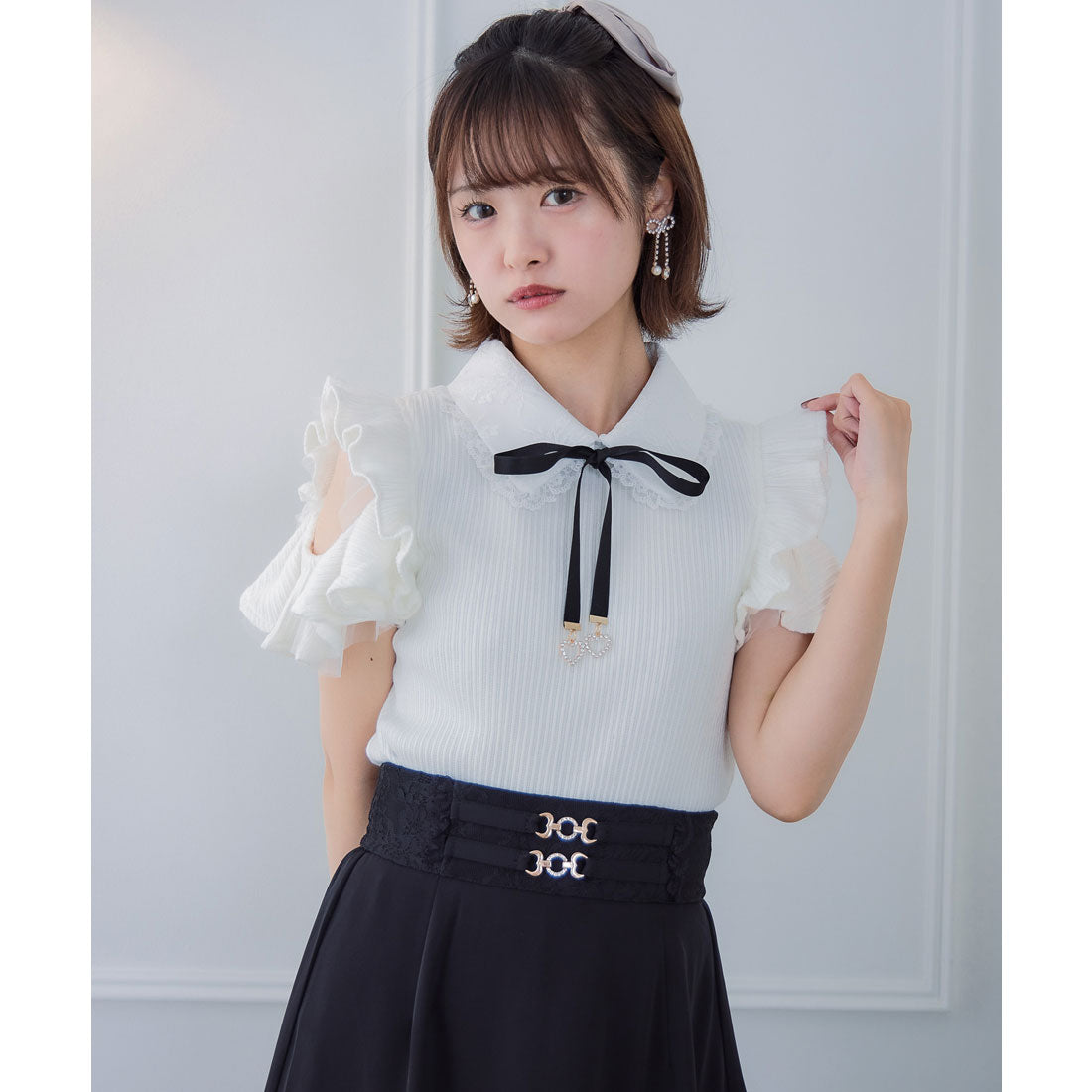 クチュールバイロジータ couture BY ROJITA ショルダーラッフルフリルトップス (ホワイト) ホワイト