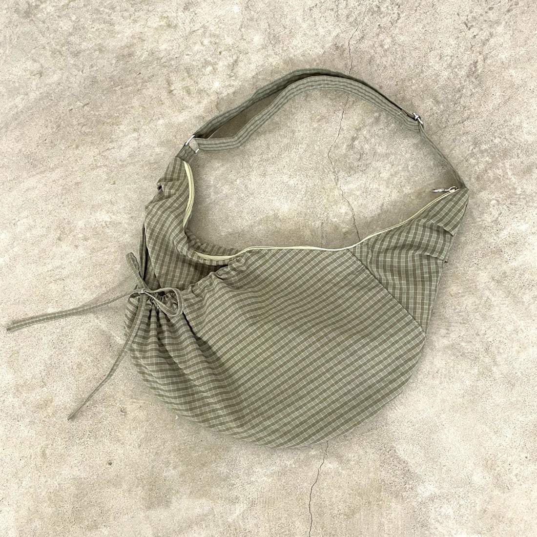 シーアールビー CRB 撥水ドロストチェックショルダーバッグ (ブラック) ブラック