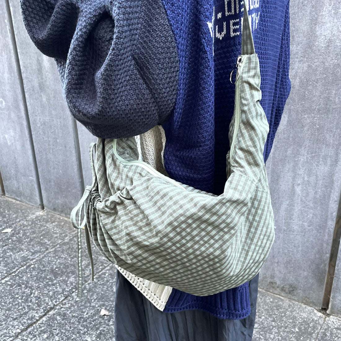 シーアールビー CRB 撥水ドロストチェックショルダーバッグ (ブラック) ブラック