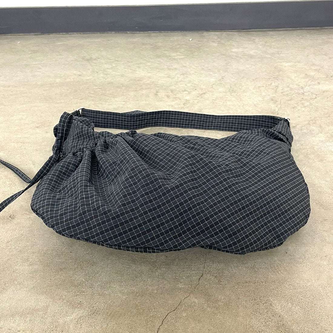 シーアールビー CRB 撥水ドロストチェックショルダーバッグ (ブラック) ブラック