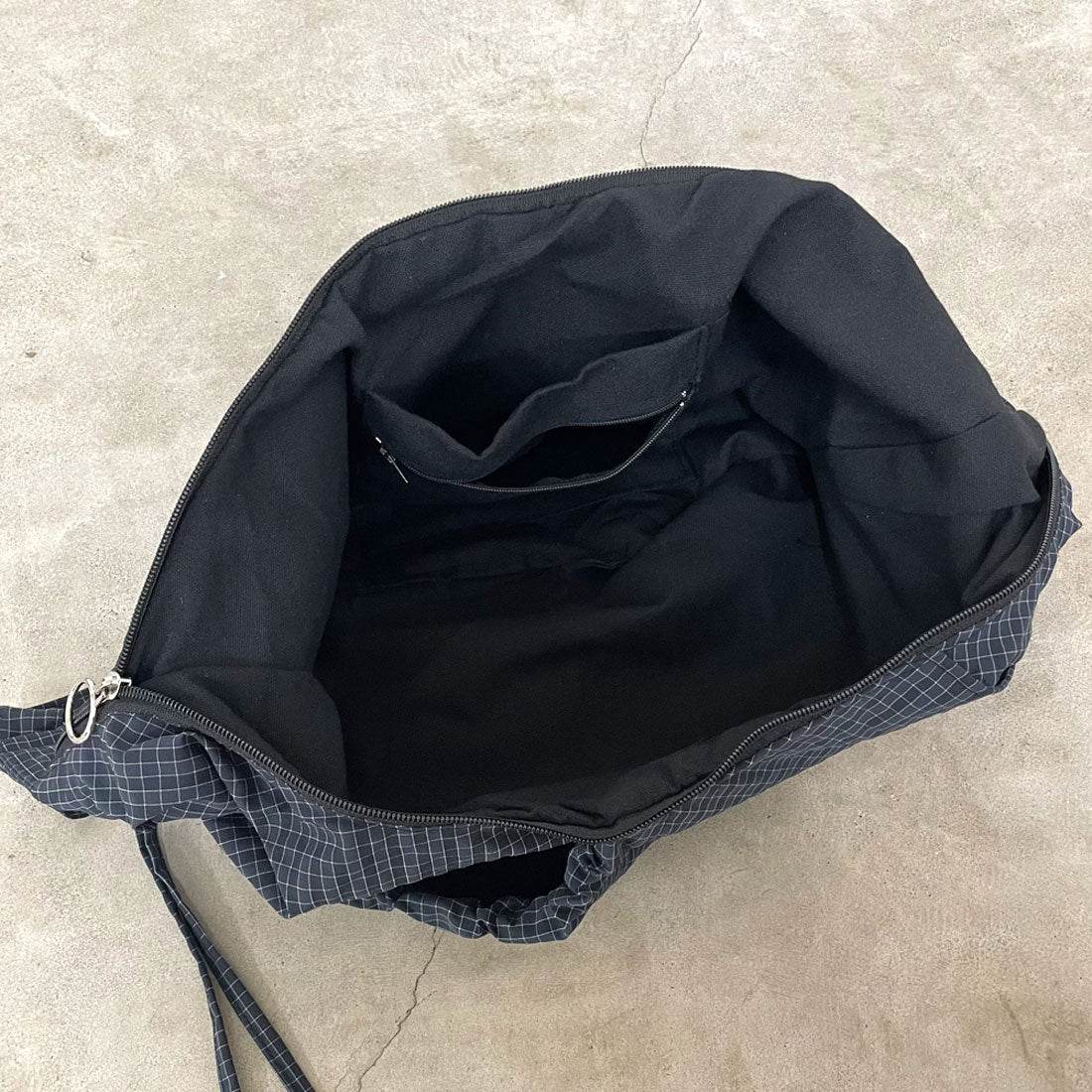 シーアールビー CRB 撥水ドロストチェックショルダーバッグ (ブラック) ブラック