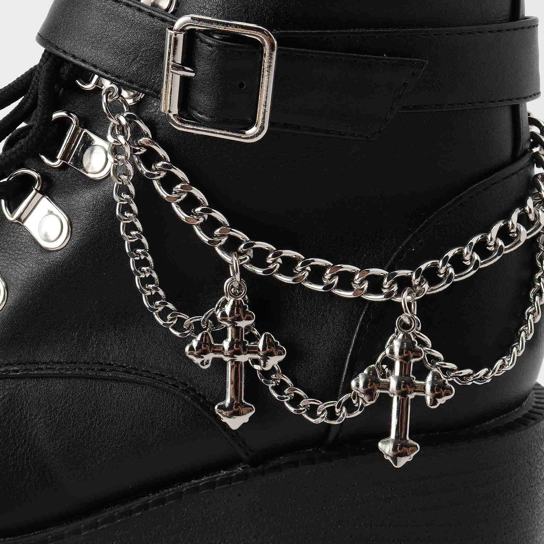 海茶和Pee CST&P厚的底部跨鏈靴帶有魅力