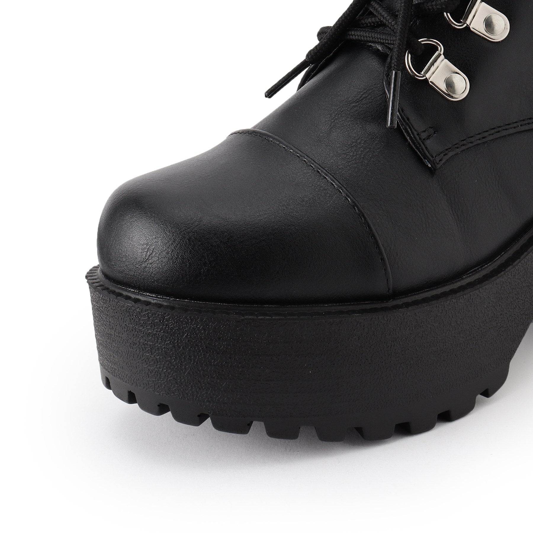 海茶和Pee CST&P厚的底部跨鏈靴帶有魅力