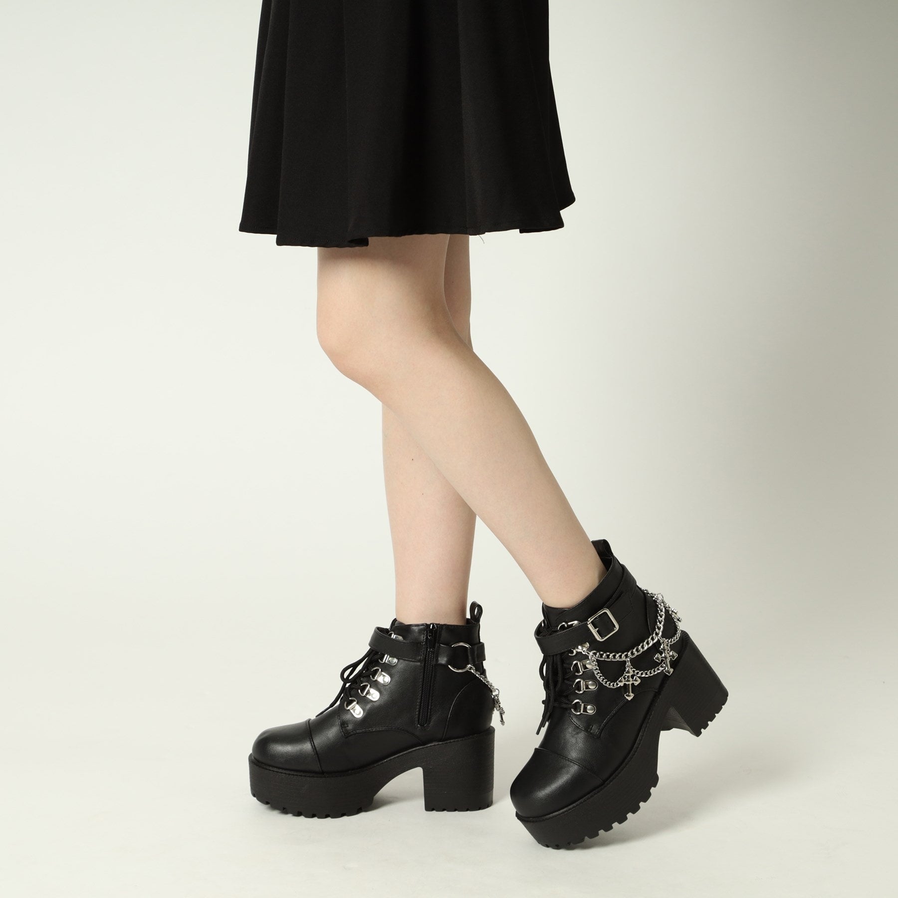 海茶和Pee CST&P厚的底部跨鏈靴帶有魅力