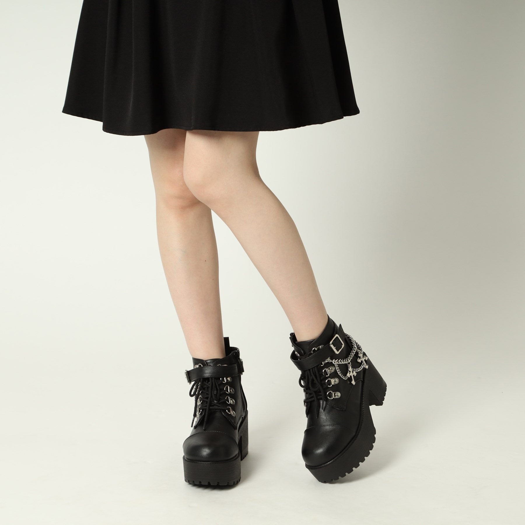 海茶和Pee CST&P厚的底部跨鏈靴帶有魅力