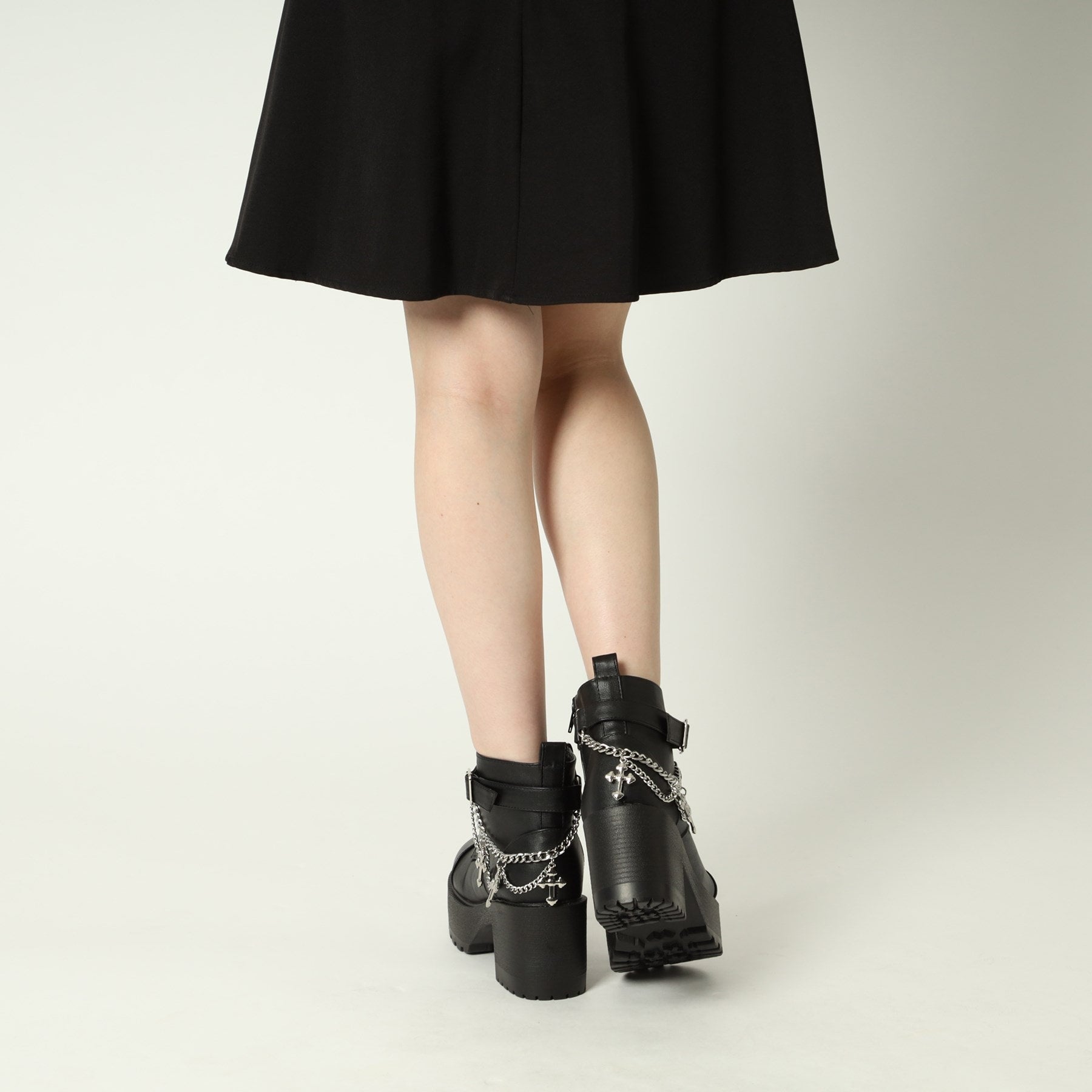 海茶和Pee CST&P厚的底部跨鏈靴帶有魅力