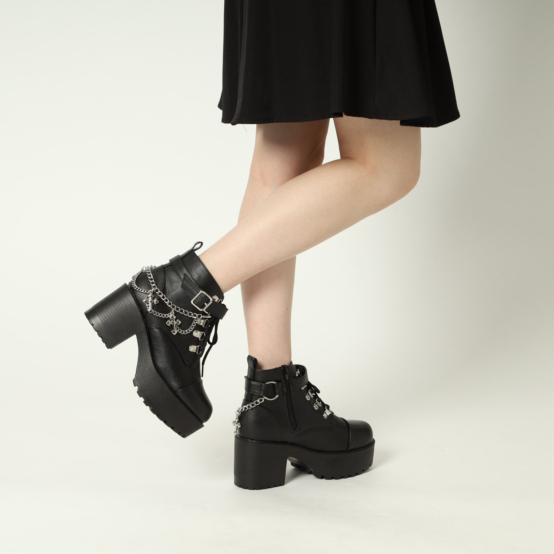 海茶和Pee CST&P厚的底部跨鏈靴帶有魅力