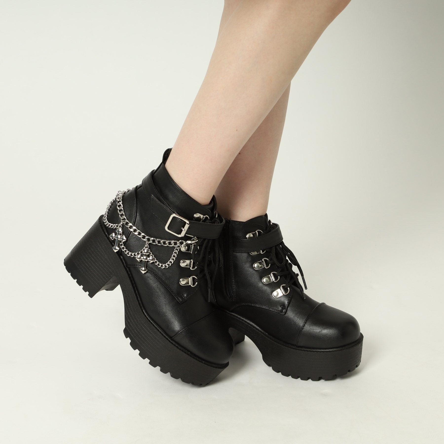 海茶和Pee CST&P厚的底部跨鏈靴帶有魅力