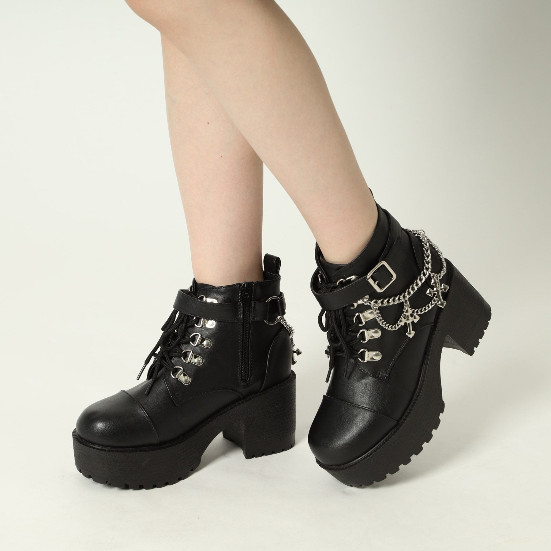 海茶和Pee CST&P厚的底部跨鏈靴帶有魅力