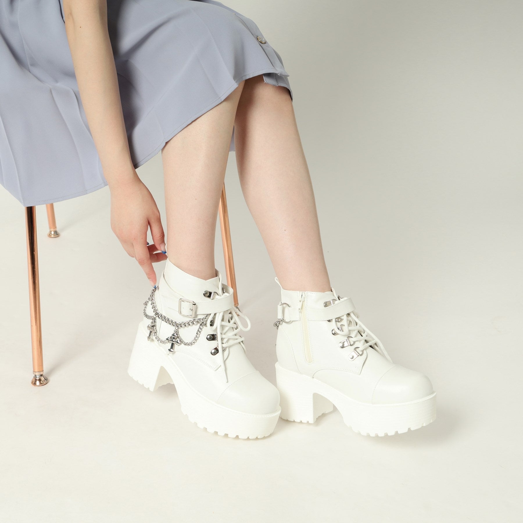 海茶和Pee CST&P厚的底部跨鏈靴帶有魅力