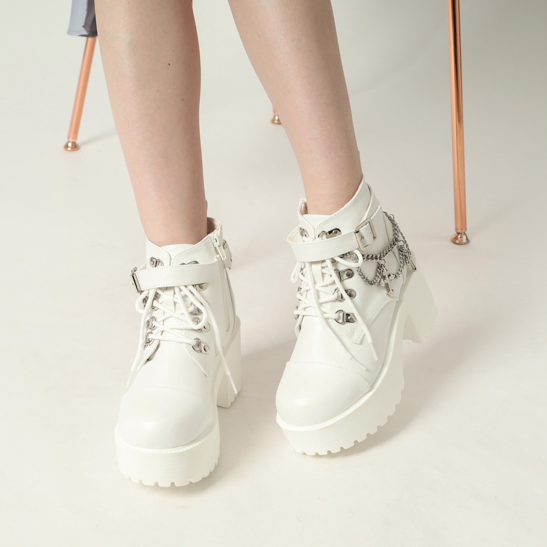 海茶和Pee CST&P厚的底部跨鏈靴帶有魅力