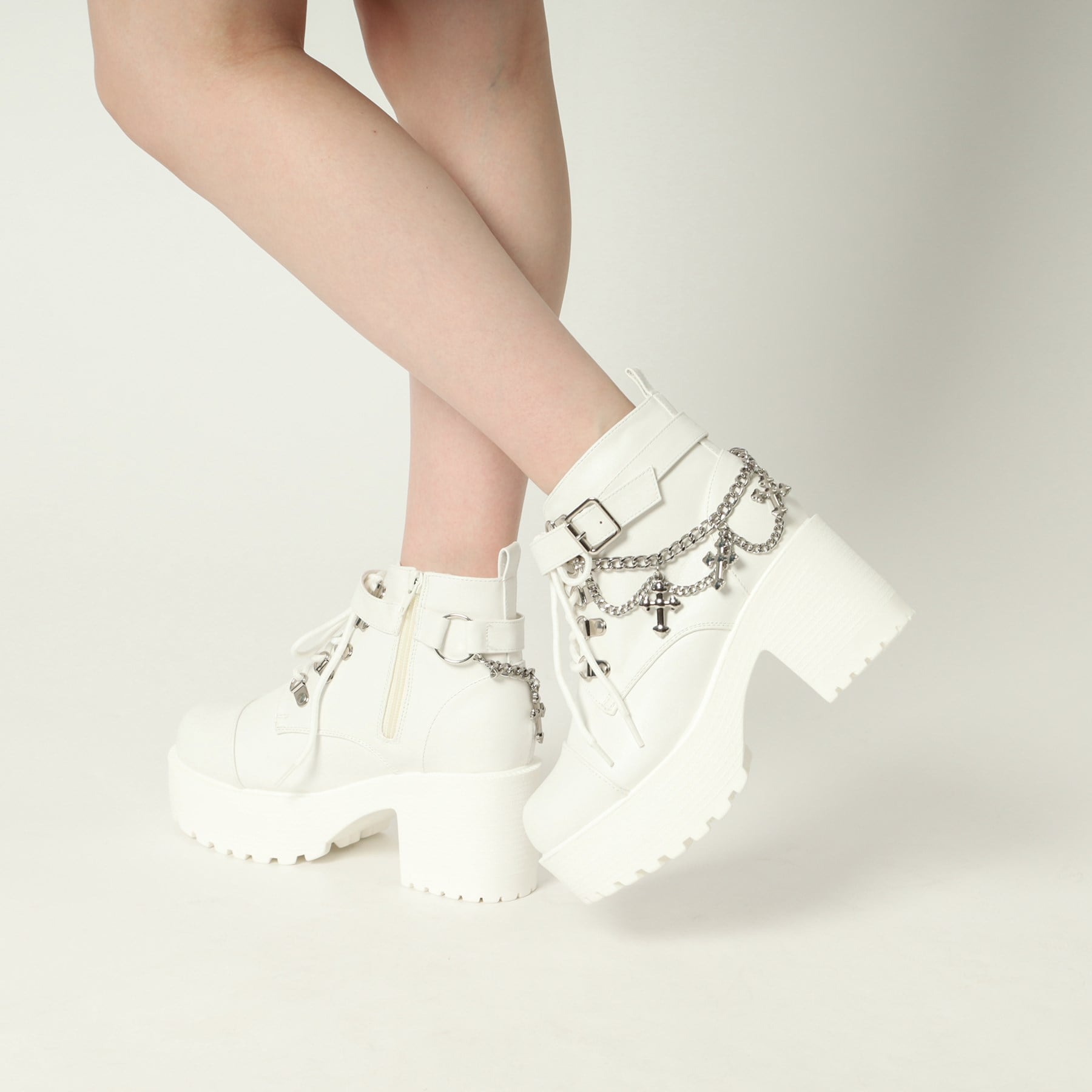 海茶和Pee CST&P厚的底部跨鏈靴帶有魅力