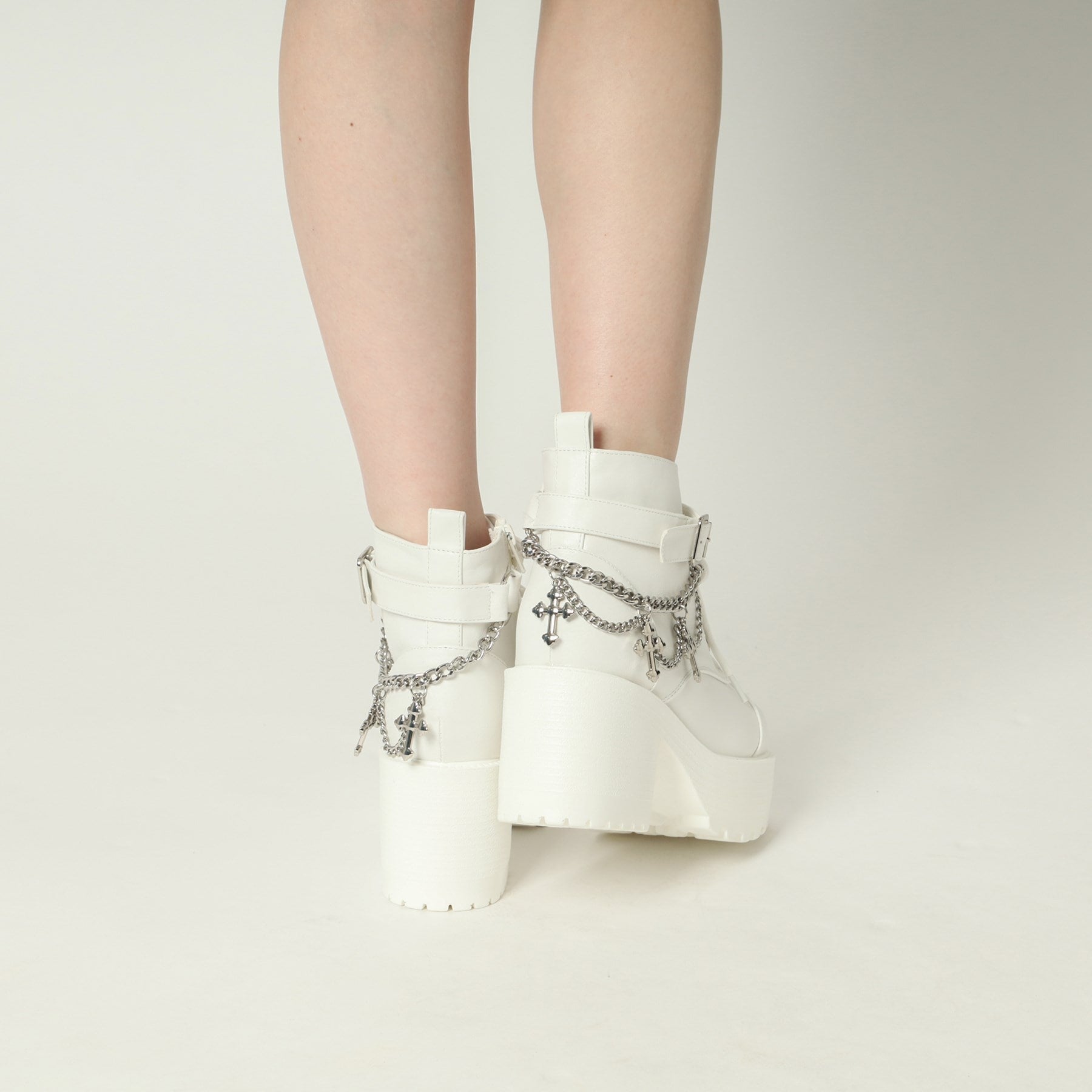 海茶和Pee CST&P厚的底部跨鏈靴帶有魅力