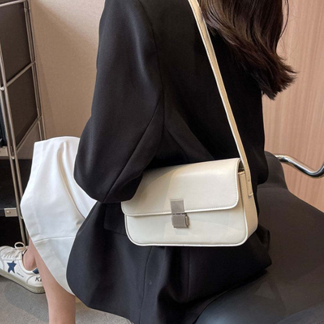 デューリリー Dewlily プッシュロックバッグ 韓国ファッション 10代 20代 30代 斜め掛け 無地 シンプル カジュアル オフィススタイル 四角 きれいめ プレゼント (ホワイト) ホワイト