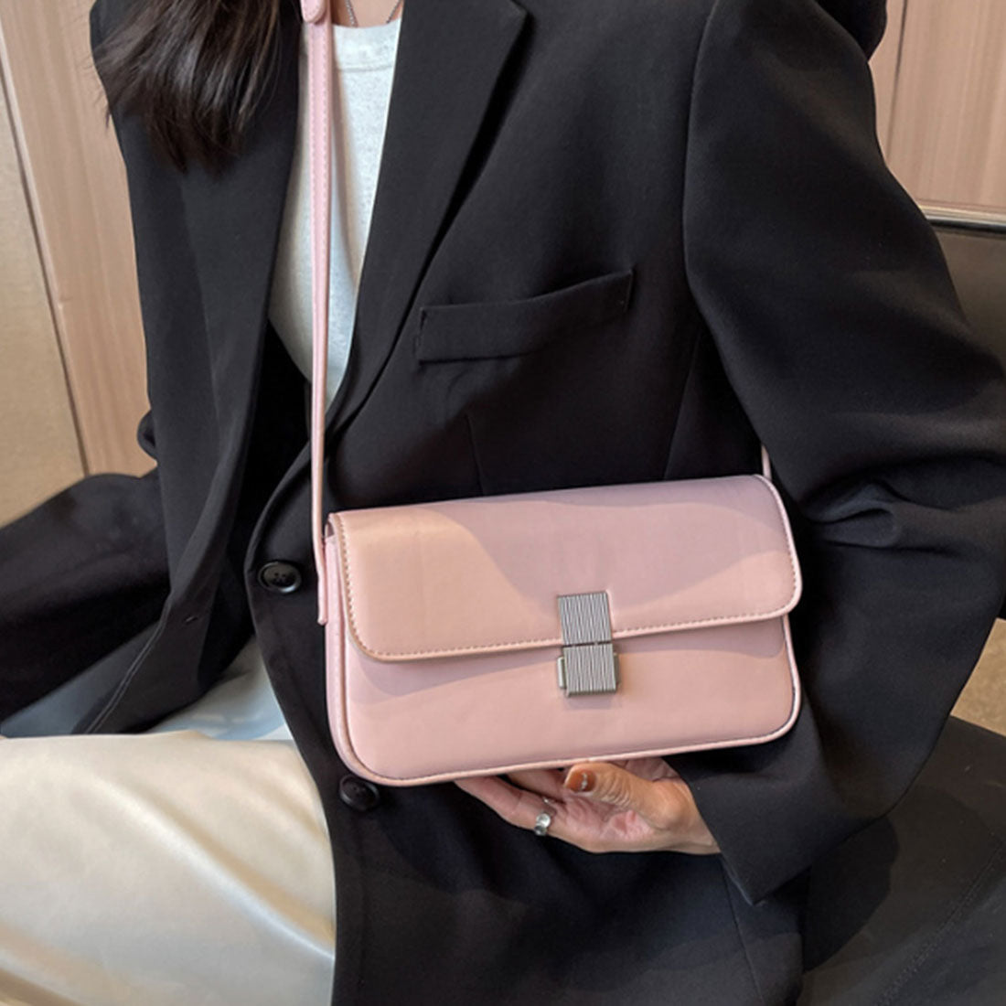 デューリリー Dewlily プッシュロックバッグ 韓国ファッション 10代 20代 30代 斜め掛け 無地 シンプル カジュアル オフィススタイル 四角 きれいめ プレゼント