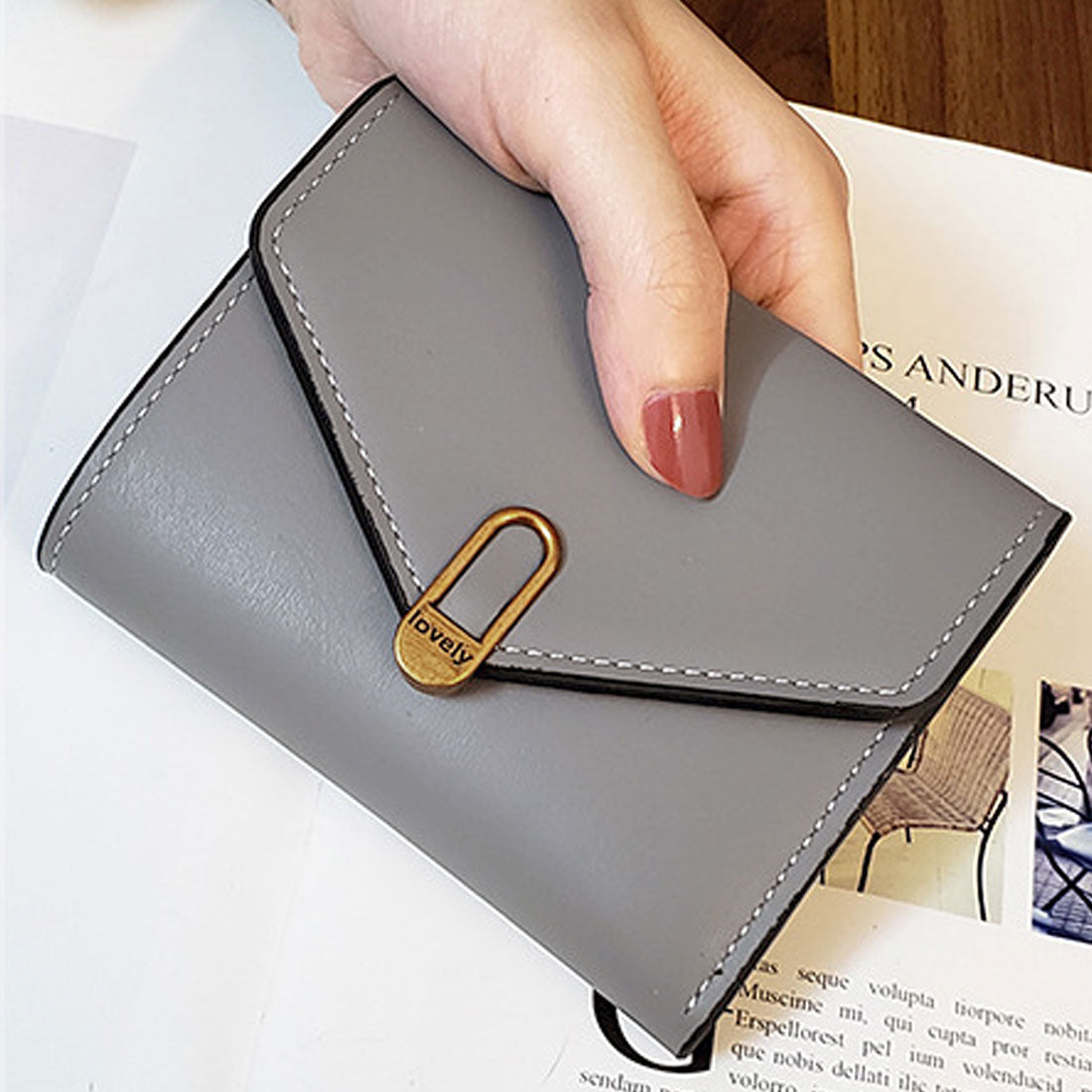 デューリリー Dewlily レトロ三つ折り財布 10代 20代 30代 韓国ファッション おしゃれ 上品 大人 綺麗 シンプル 買い物 プレゼント 女子会 誕生日 可愛い 黒
