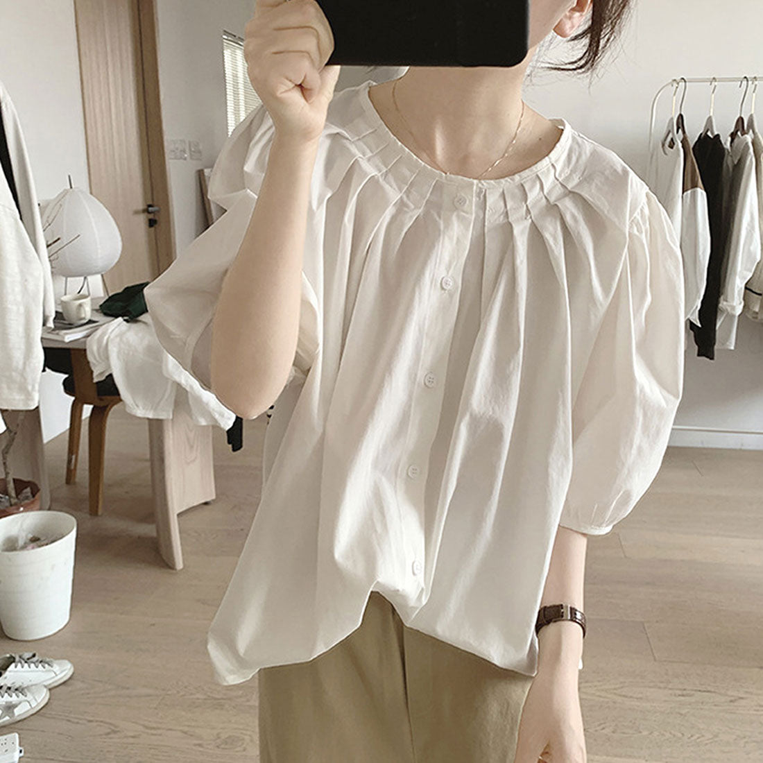 デューリリー Dewlily パフスリーブタックブラウス レディース 10代 20代 30代 韓国ファッション 春 夏 秋 大人 カジュアル 可愛い おしゃれ シンプル 無地