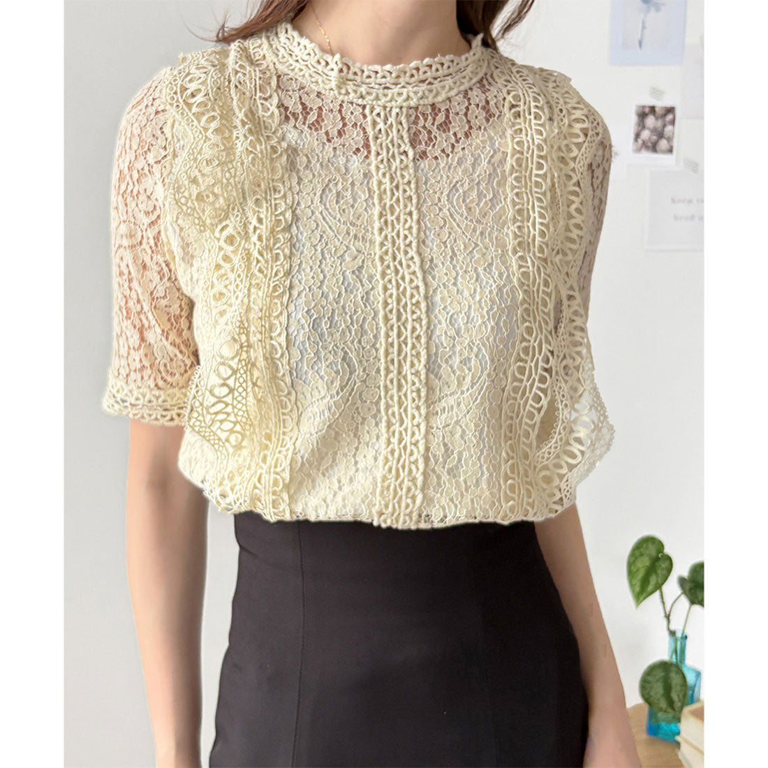 デューリリー Dewlily ラウンドネック半袖レースシャツ レディース 韓国 カジュアル 半袖 トップス かわいい おしゃれ 着回し お出かけ 透け感 抜け感 上品 春 夏 花柄 (ブラック) ブラック