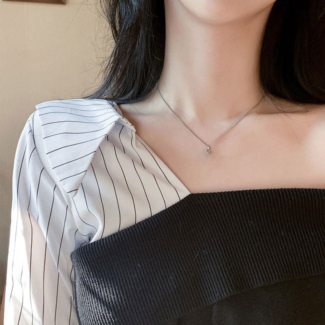 デューリリー Dewlily 切り替えアシンメトリートップス 秋 冬 韓国ファッション 10代 20代 30代 レディース 可愛い 大人カジュアル シンプル 個性的デザイン 異素材