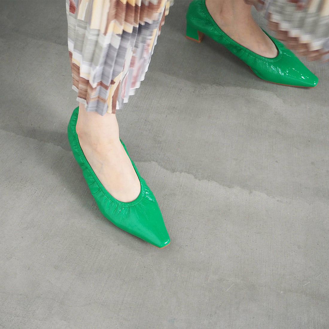 ダニエラアンドジェマ Daniella & GEMMA ポインテッドエナメルギャザーパンプス