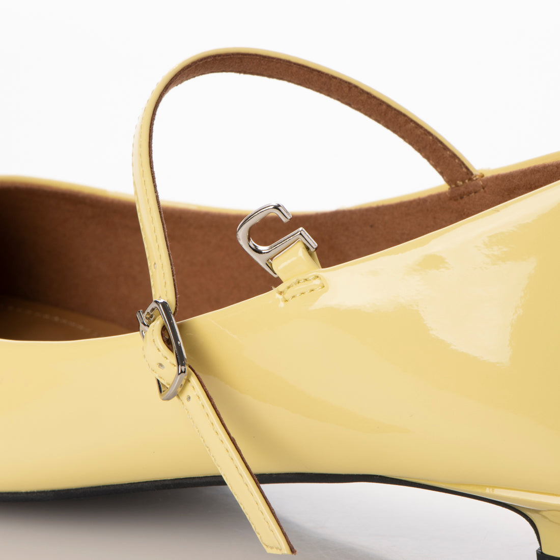 ダニエラアンドジェマ Daniella & GEMMA スクエアトゥエナメルストラップパンプス (イエローエナメル) イエローエナメル