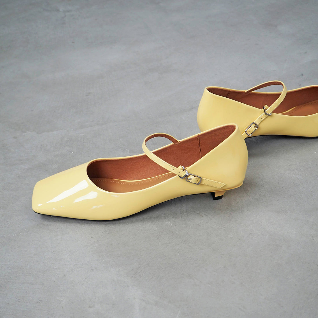 ダニエラアンドジェマ Daniella & GEMMA スクエアトゥエナメルストラップパンプス (イエローエナメル) イエローエナメル