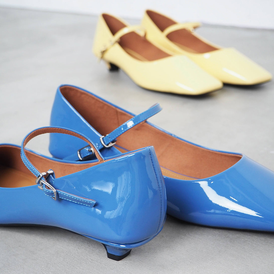 ダニエラアンドジェマ Daniella & GEMMA スクエアトゥエナメルストラップパンプス (イエローエナメル) イエローエナメル