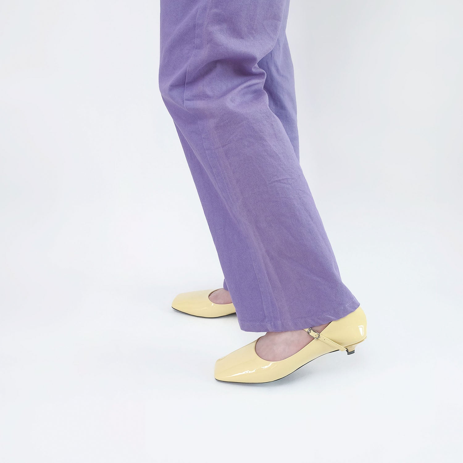 ダニエラアンドジェマ Daniella & GEMMA スクエアトゥエナメルストラップパンプス (イエローエナメル) イエローエナメル