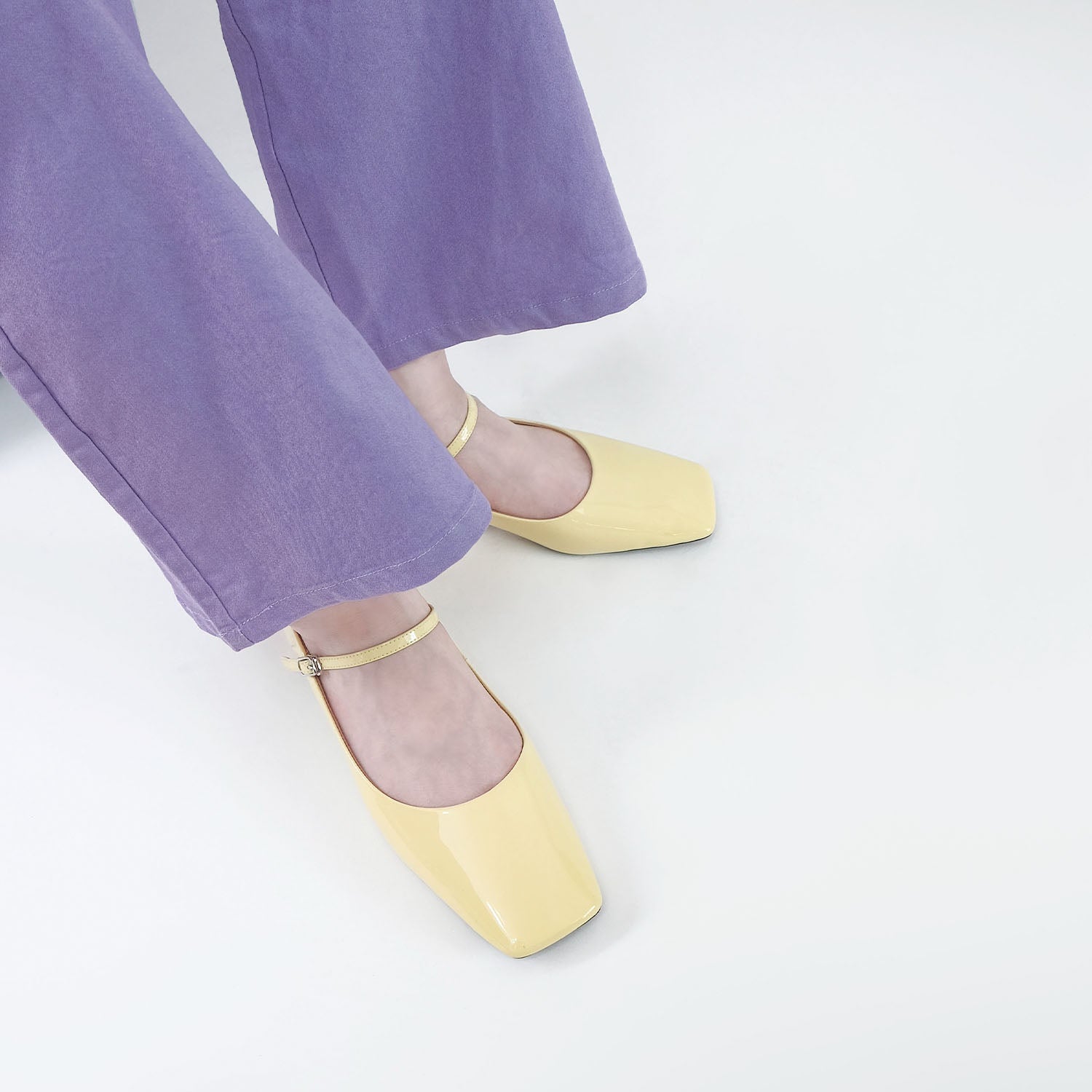 ダニエラアンドジェマ Daniella & GEMMA スクエアトゥエナメルストラップパンプス (イエローエナメル) イエローエナメル