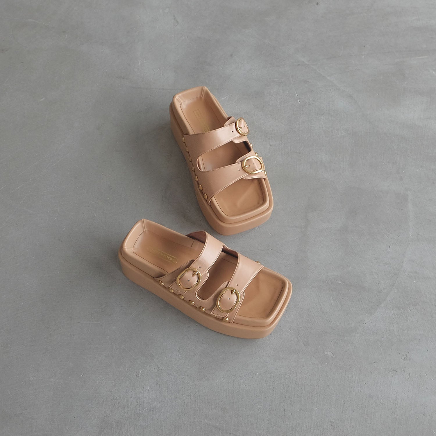 ダニエラアンドジェマ Daniella & GEMMA ダブルバックルベルトボリュームソールサンダル