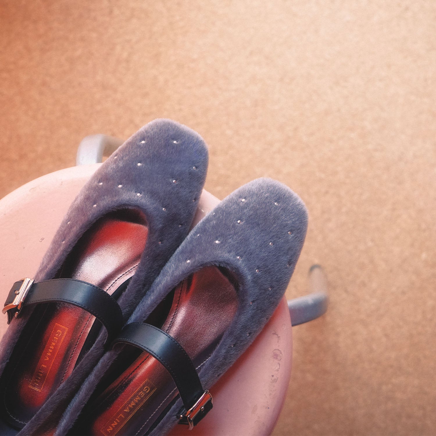 ダニエラアンドジェマ Daniella & GEMMA ストラップ付きバレエフラットシューズ (グレー生地) グレー生地