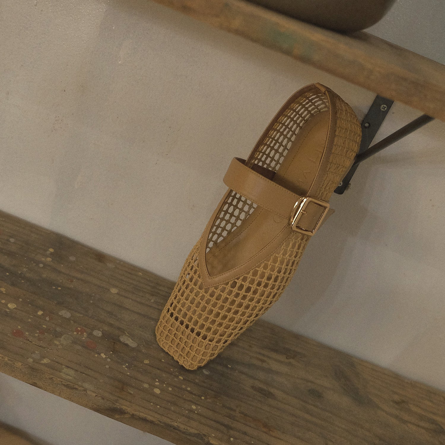 ダニエラアンドジェマ Daniella & GEMMA スクエアトゥメッシュストラップフラットシューズ (ベージュ) ベージュ