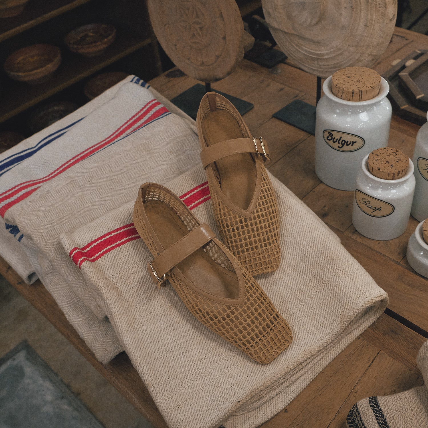 ダニエラアンドジェマ Daniella & GEMMA スクエアトゥメッシュストラップフラットシューズ (ベージュ) ベージュ