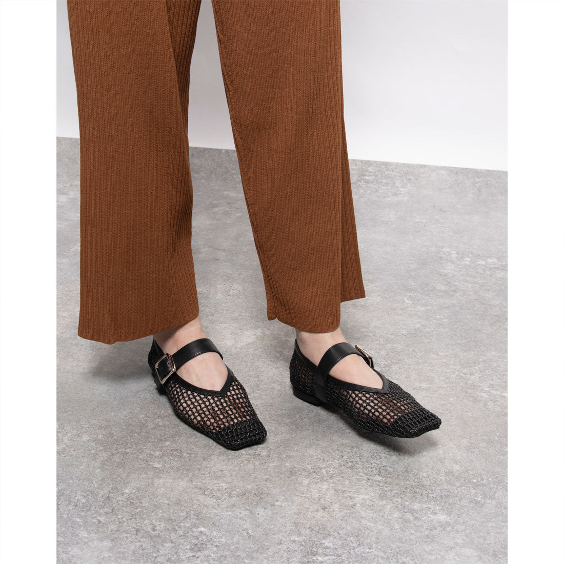 ダニエラアンドジェマ Daniella & GEMMA スクエアトゥメッシュストラップフラットシューズ