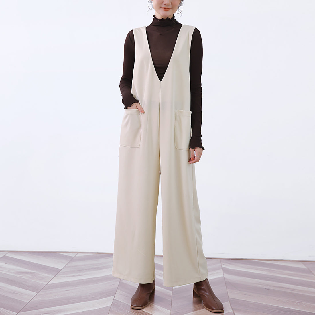 ドゥー ベル Doux Belle 秋新作 オールインワン レディース サロペット マキシ丈 ロング丈 ゆったり 体型カバー vネック (ベージュ) ベージュ