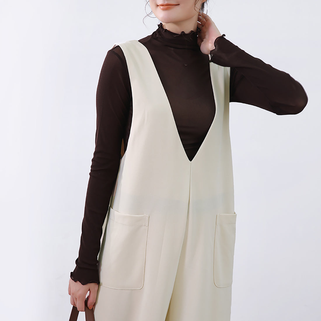 ドゥー ベル Doux Belle 秋新作 オールインワン レディース サロペット マキシ丈 ロング丈 ゆったり 体型カバー vネック (ベージュ) ベージュ