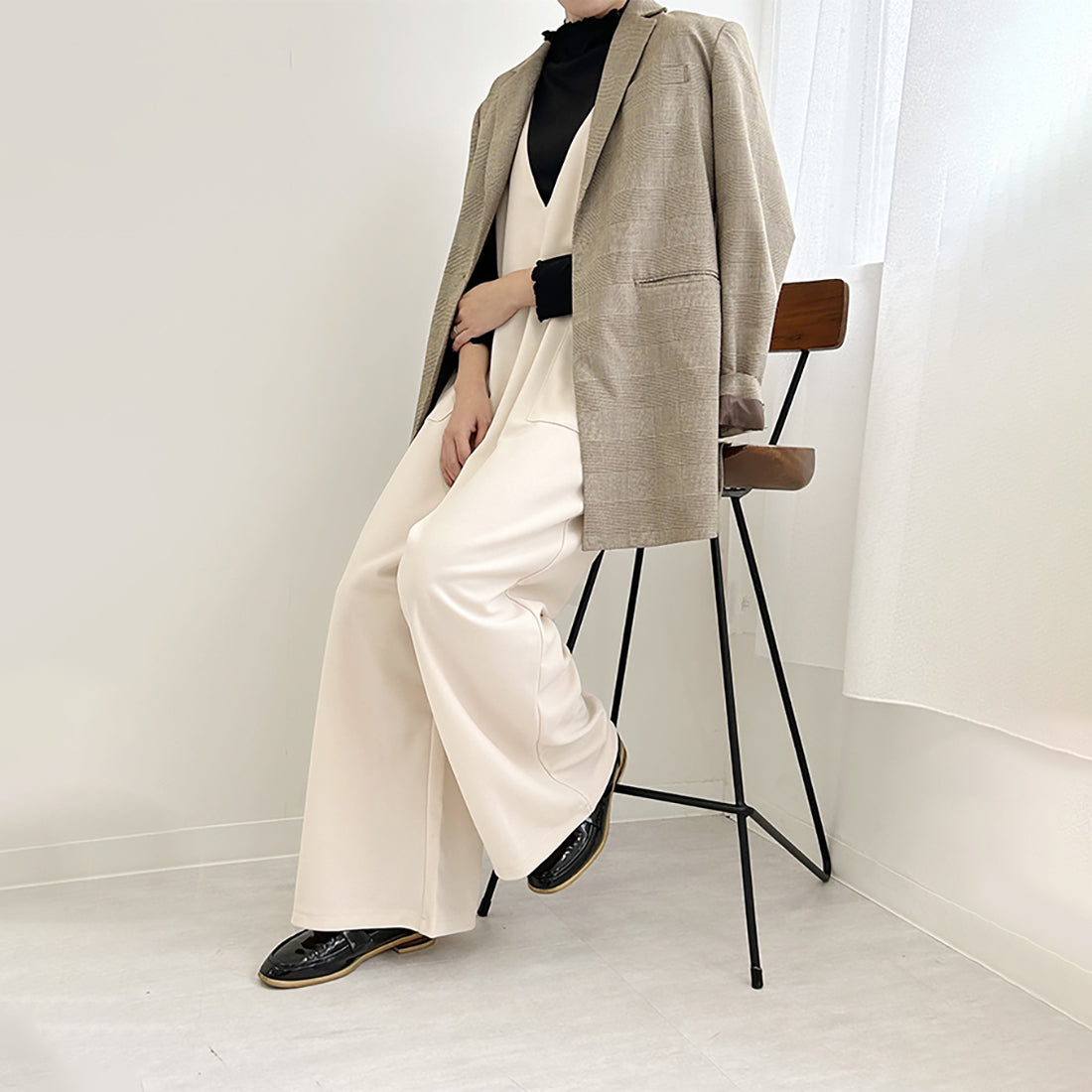 ドゥー ベル Doux Belle 秋新作 オールインワン レディース サロペット マキシ丈 ロング丈 ゆったり 体型カバー vネック (ベージュ) ベージュ