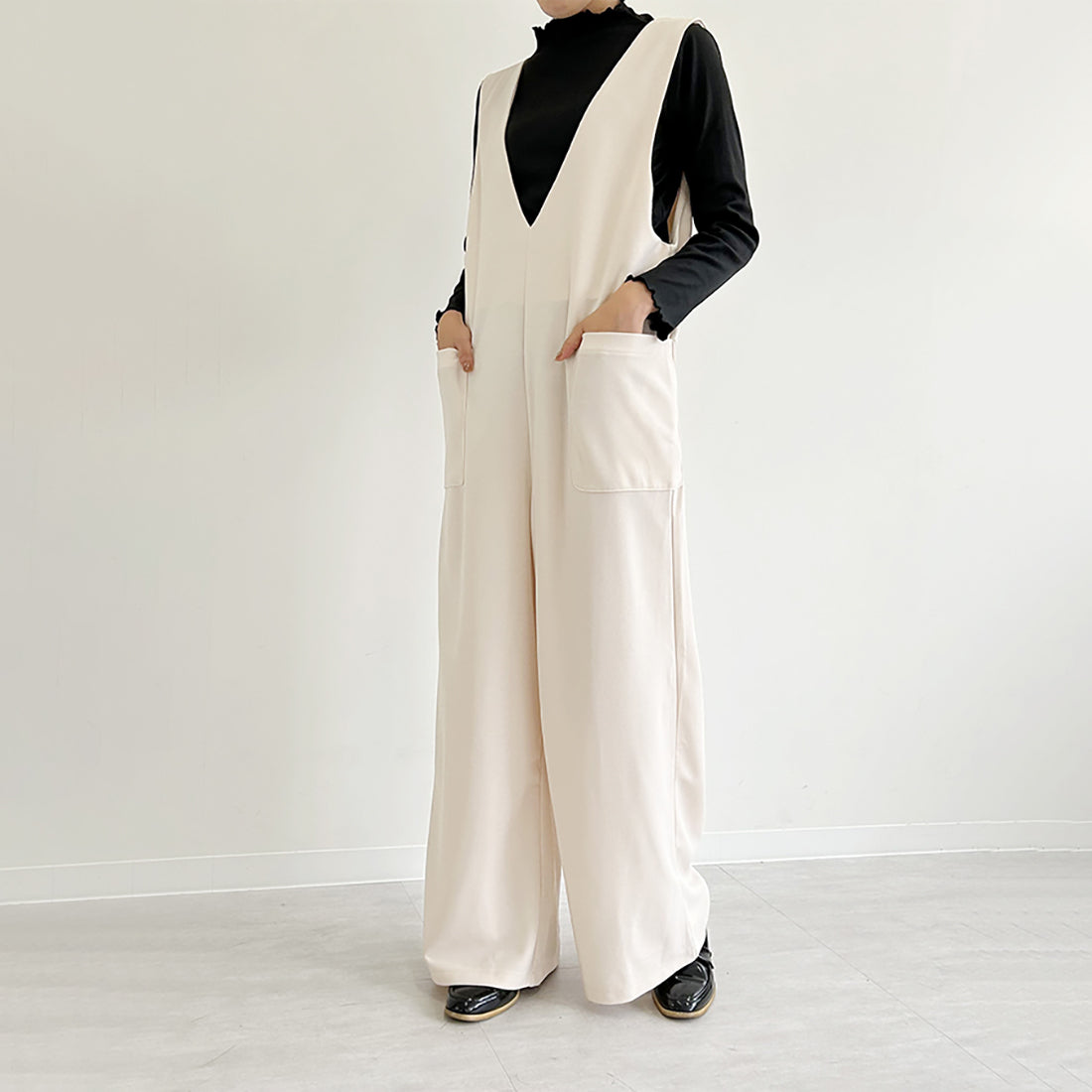 ドゥー ベル Doux Belle 秋新作 オールインワン レディース サロペット マキシ丈 ロング丈 ゆったり 体型カバー vネック (ベージュ) ベージュ