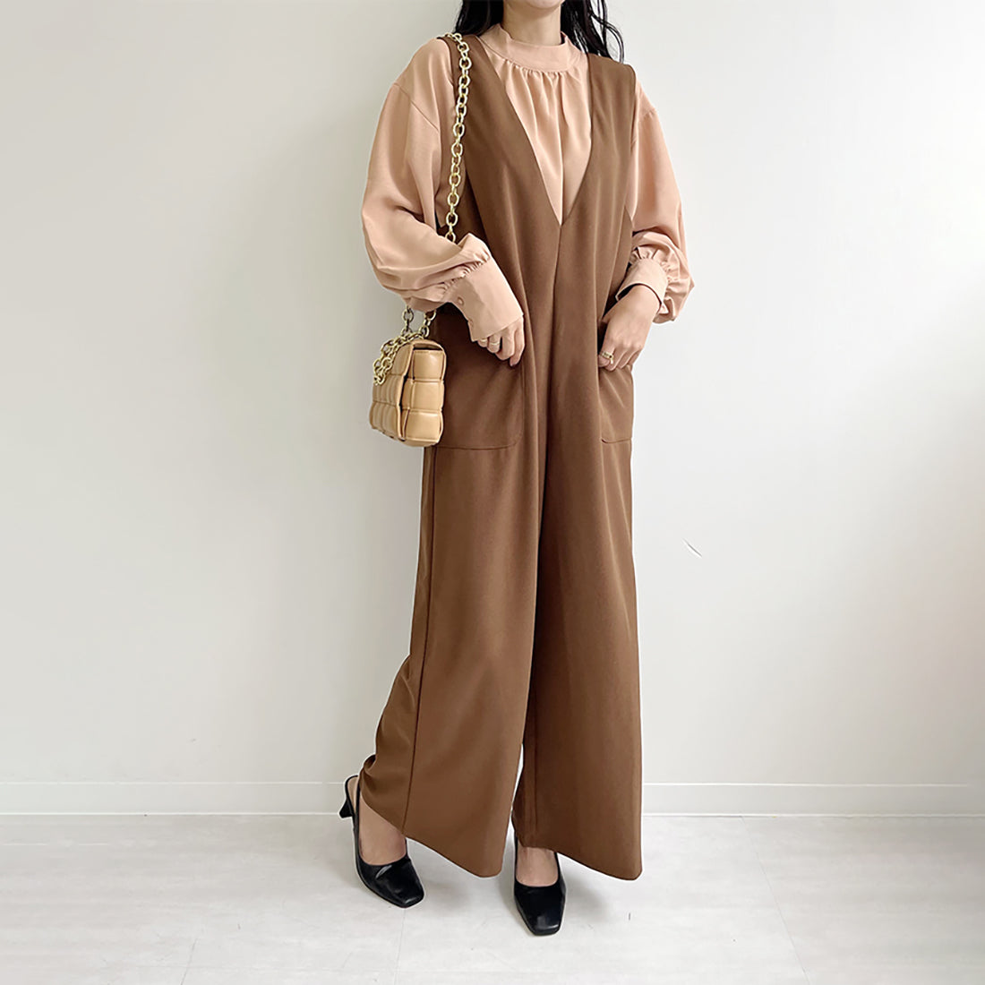 ドゥー ベル Doux Belle 秋新作 オールインワン レディース サロペット マキシ丈 ロング丈 ゆったり 体型カバー vネック (ベージュ) ベージュ