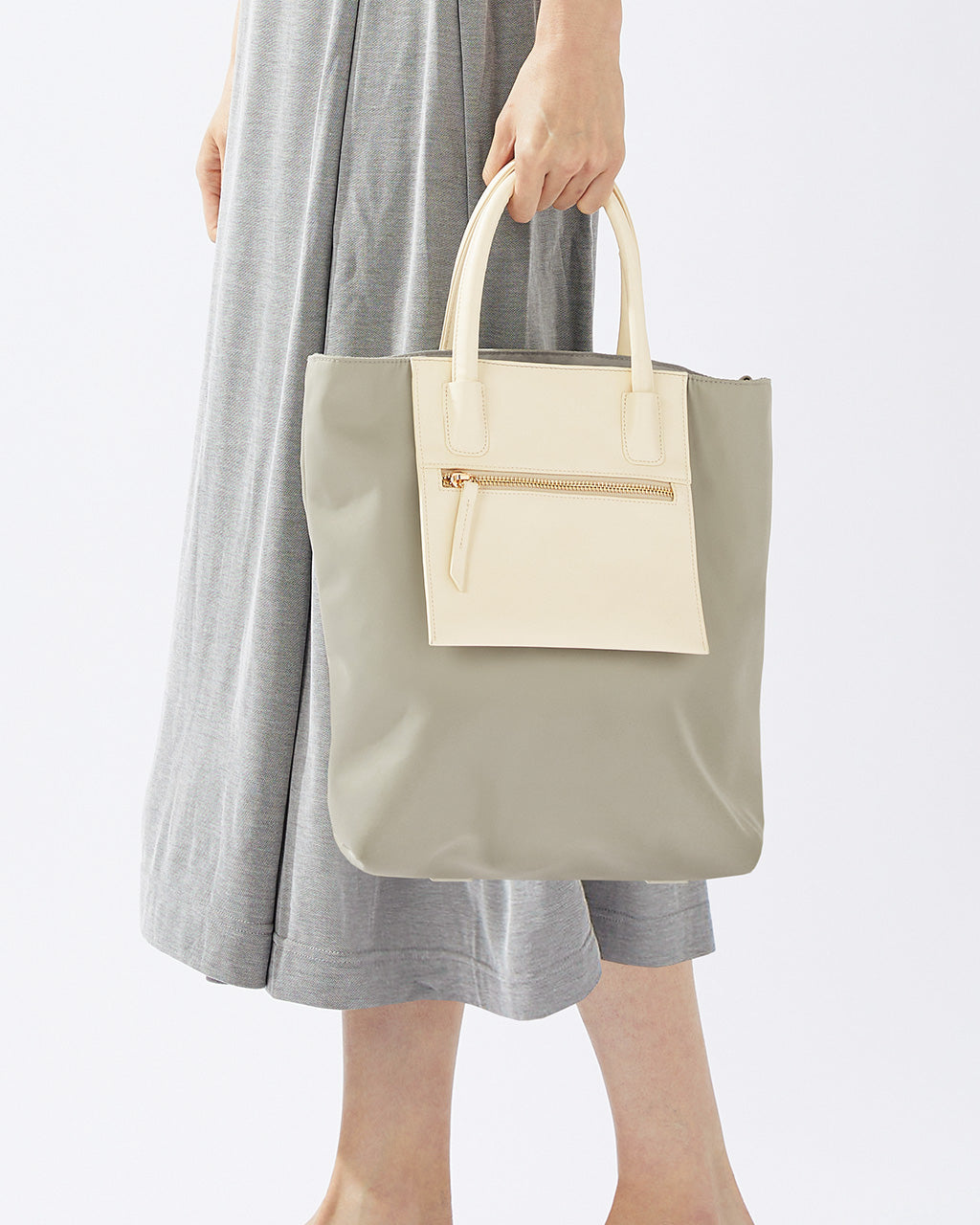 ドゥクラッセ DoCLASSE 2WAYグラフィックトート/縦型,グレー