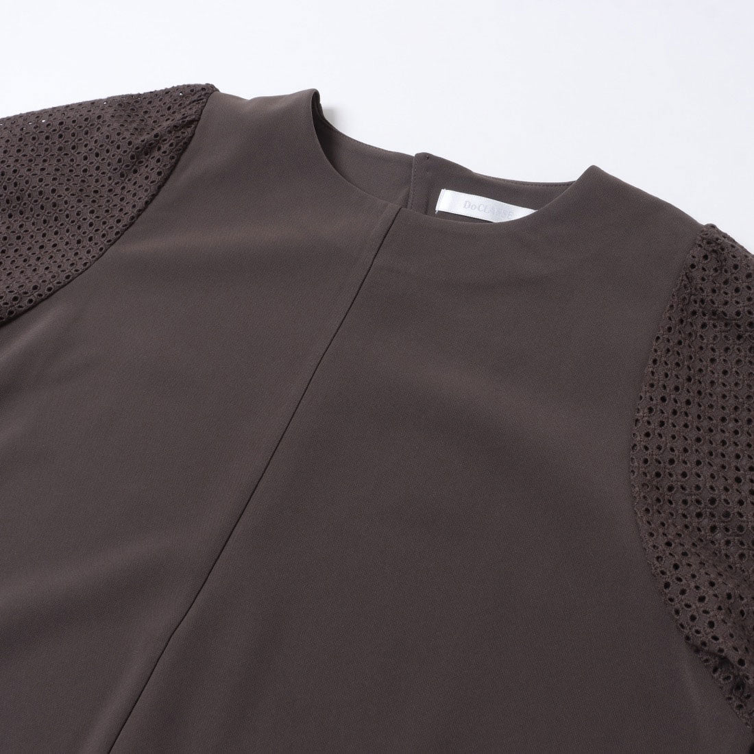 ドゥクラッセ DoCLASSE カットワークスリーブ・異素材コンビブラウス (ダークトープ) ダークトープ