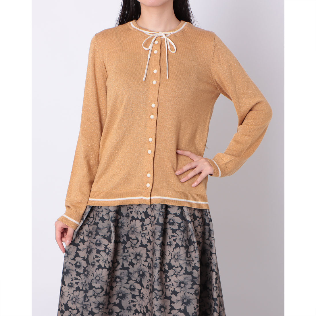 ドゥクラッセ DoCLASSE スパークルニット・リボン付きカーディガン (ライトキャメル) ライトキャメル