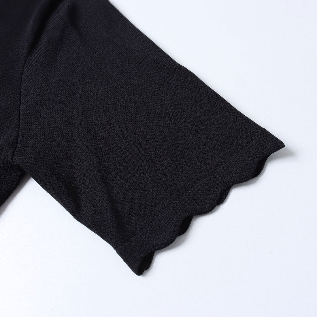 ドゥクラッセ DoCLASSE UVニット・スカラップVネック (ブラック) ブラック