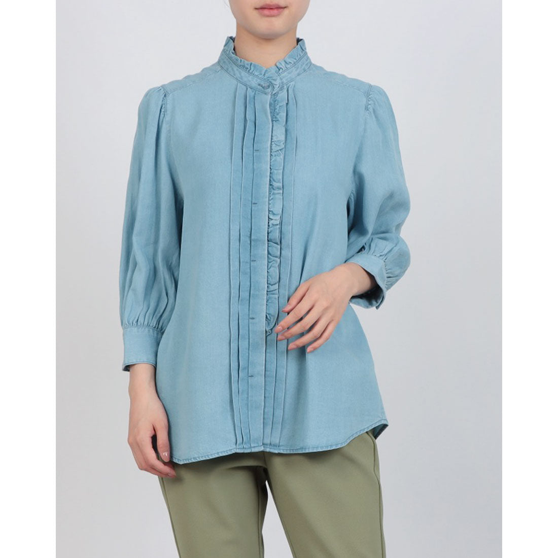 ドゥクラッセ DoCLASSE メルティーデニム・バンドカラーフリルブラウス (ライトインディゴ) ライトインディゴ