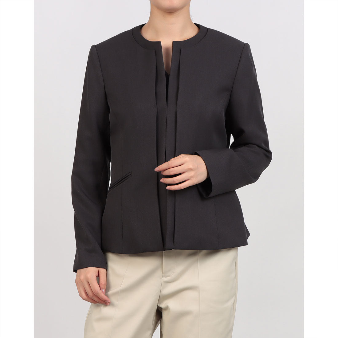 ドゥクラッセ DoCLASSE スマートツイル・ノーカラーペプラムジャケット (ダークチャコール) ダークチャコール