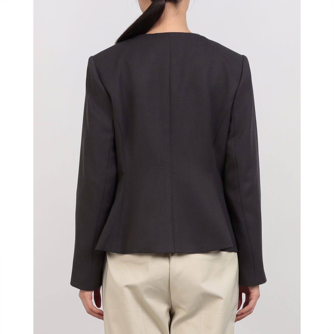 ドゥクラッセ DoCLASSE スマートツイル・ノーカラーペプラムジャケット (ダークチャコール) ダークチャコール