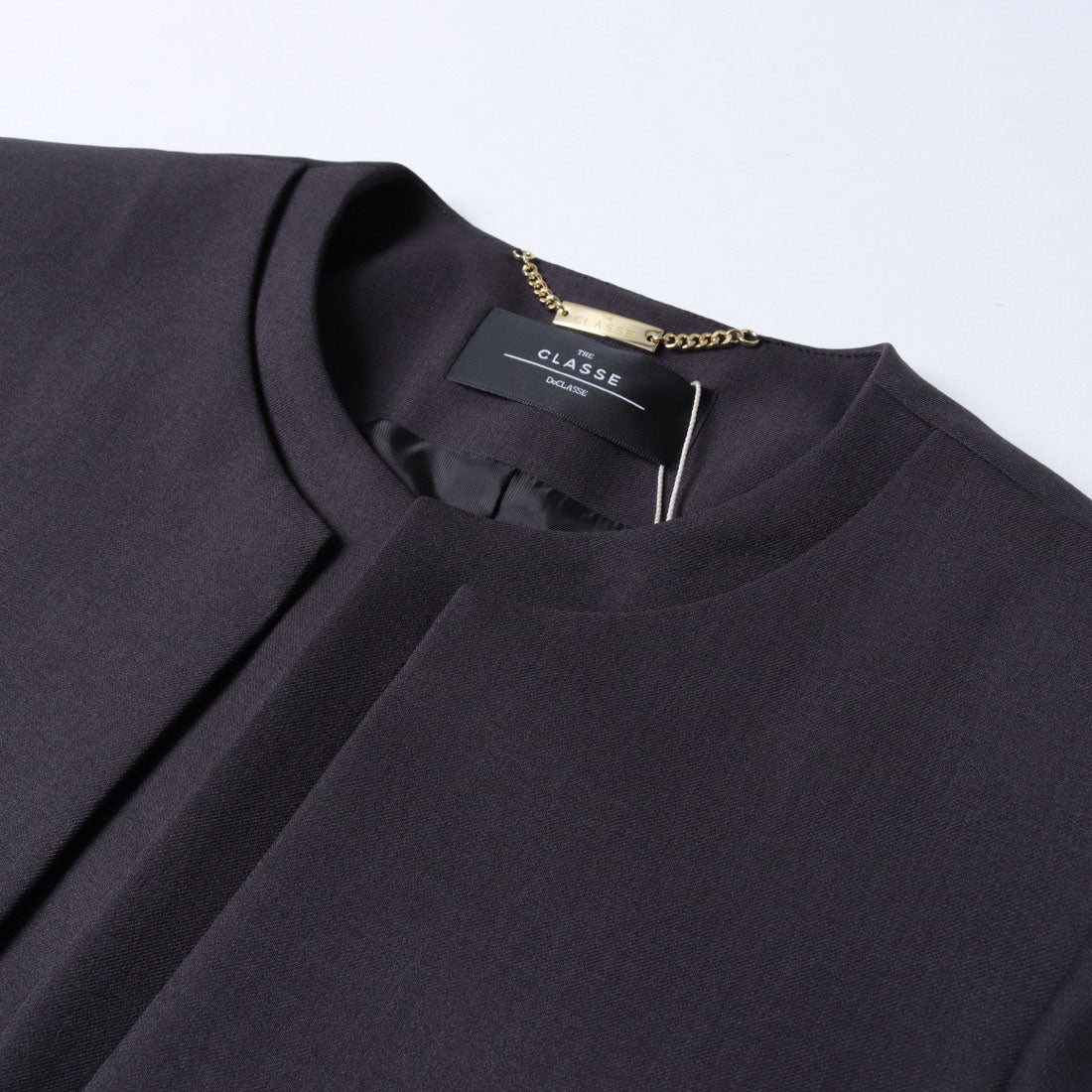 ドゥクラッセ DoCLASSE スマートツイル・ノーカラーペプラムジャケット (ダークチャコール) ダークチャコール